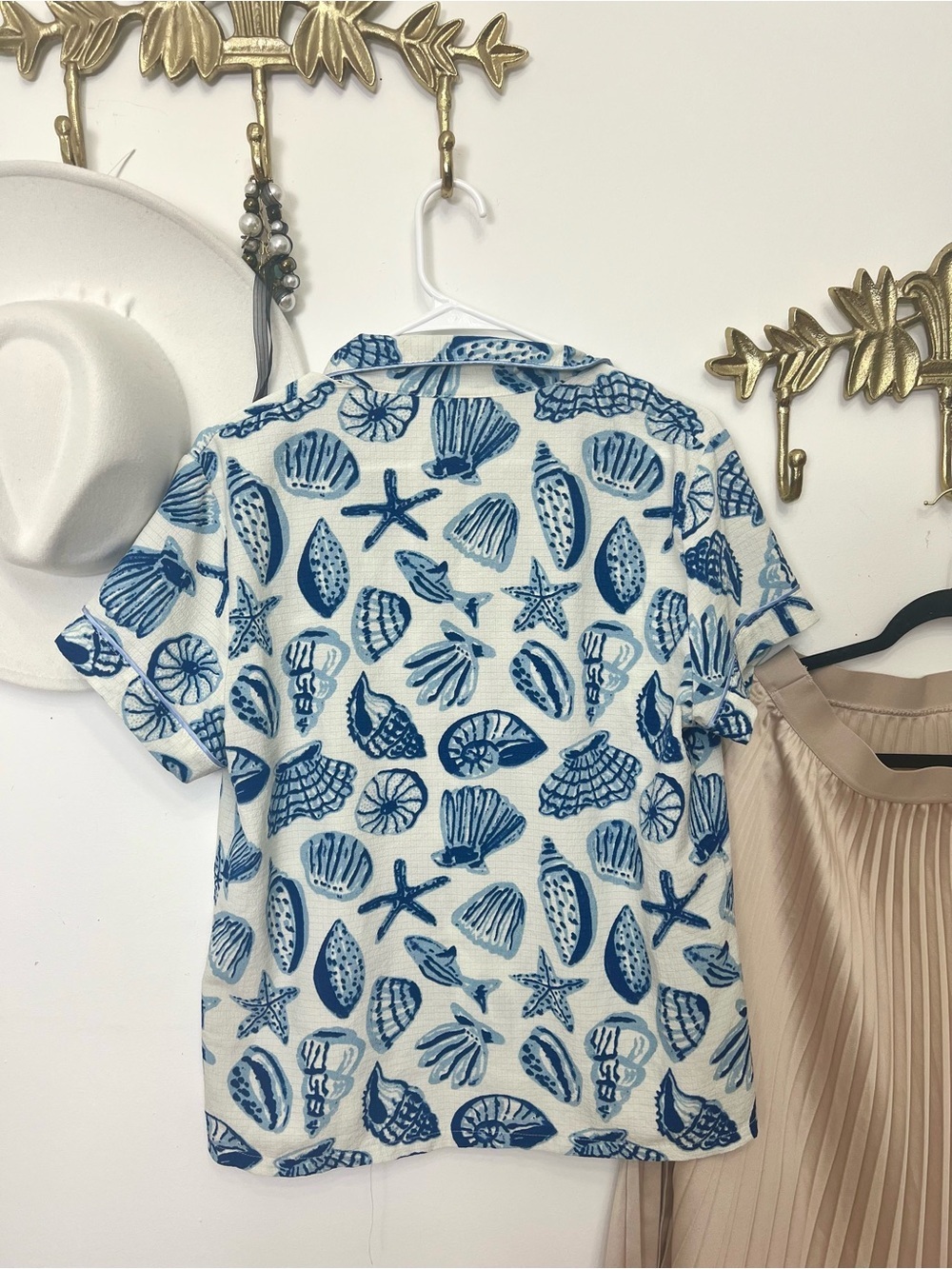 🐚Short sleeve seashell button down M - Picture 2 of 5